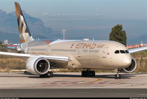 Review: Etihad Airways Boeing 787 Dreamliner .